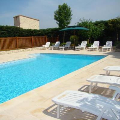 Vue extérieure piscine sécurisée fond plat 10x5m