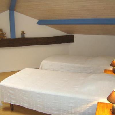 2ème étage • Chambre BLEUE (2 lits de 90 avec point d'eau) climatisée