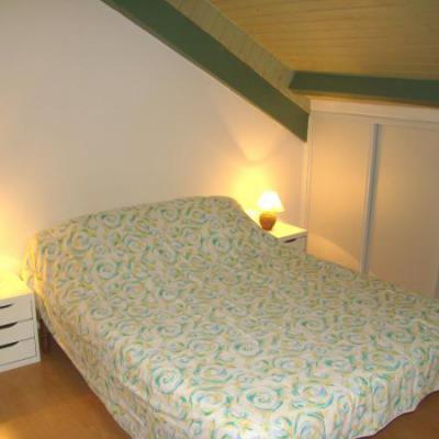 2ème étage • Chambre VERTE (lit de 140 avec salle d'eau et WC) climatisée