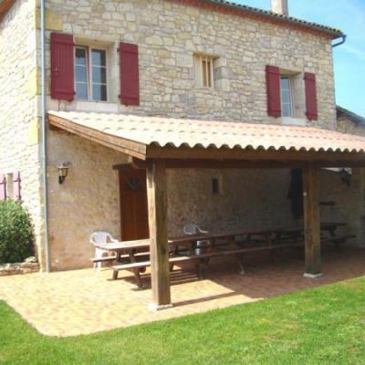 Vue extérieure côté terrasse couverte - BBQ en pierres